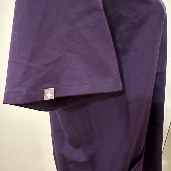 Figs V-Neck Set - Picture 2 of 9